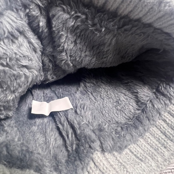 UGG Beanie - Picture 3 of 4